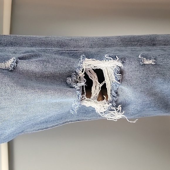 ALTAR'D STATE Light Wash Distressed Destroyed Raw Hem Stretch Straight Leg Jeans - Picture 4 of 8